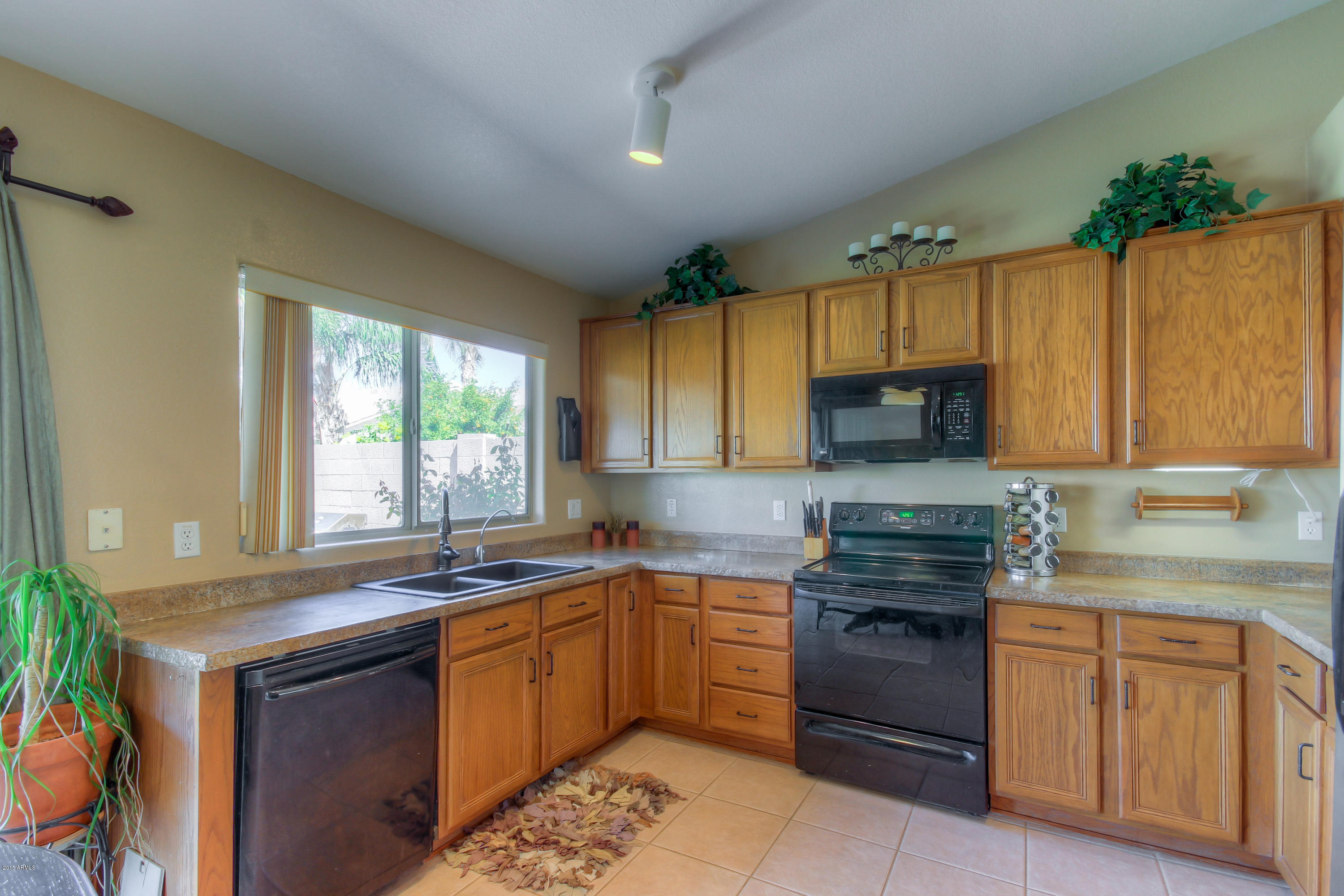 1672 East Redfield Road Gilbert, AZ 85234 - Photo 10 of 33 Kitchen (1)