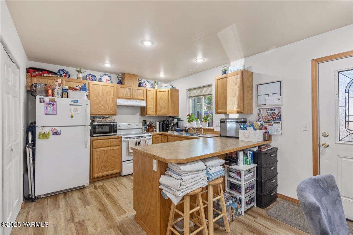 Undisclosed Address Selah, WA 98942 - Photo 10 of 20 Kitchen With Eating Space