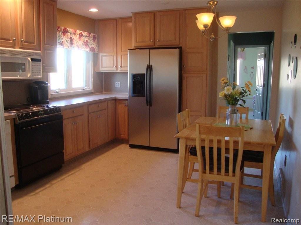 881 Wolverine Road Mason, MI 48854 - Photo 5 of 25 Large open kitchen