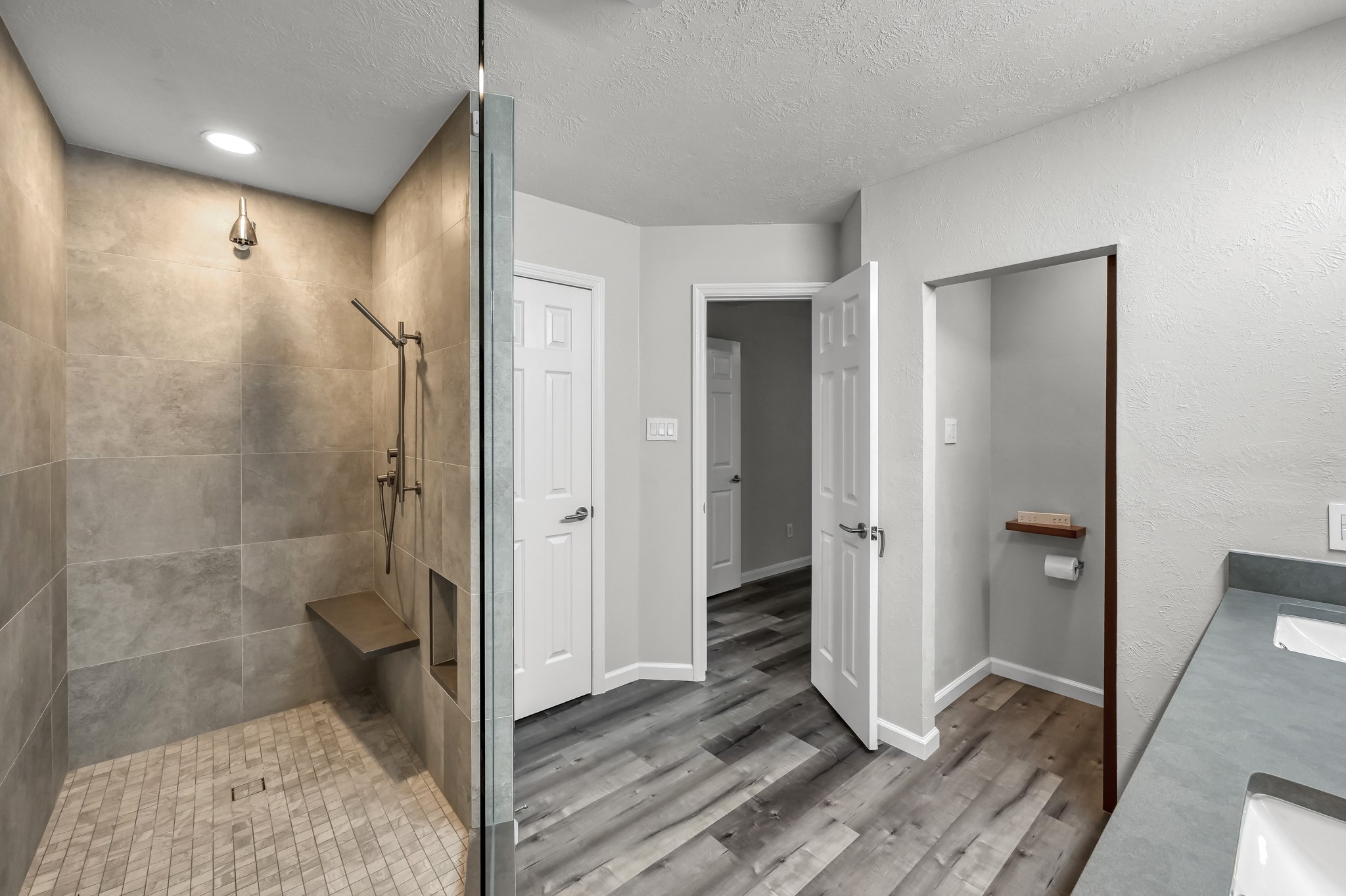 23 Alderon Woods Place Spring, TX 77382 - Photo 19 of 25 a bathroom with a shower and a glass door