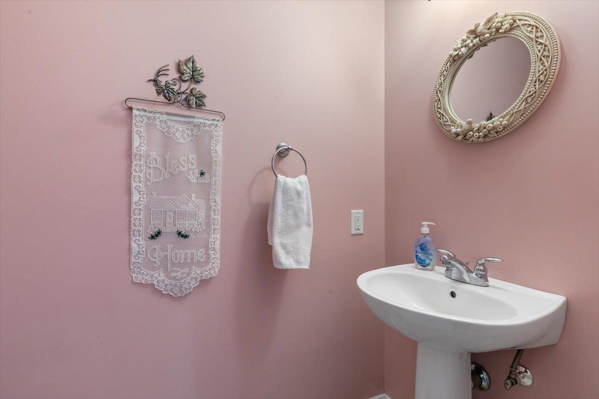 23 Winterberry Road Pelham, NH 03076 - Photo 14 of 37