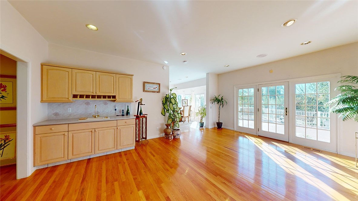 24 Michelle Circle Warwick, RI 02886 - Photo 8 of 42