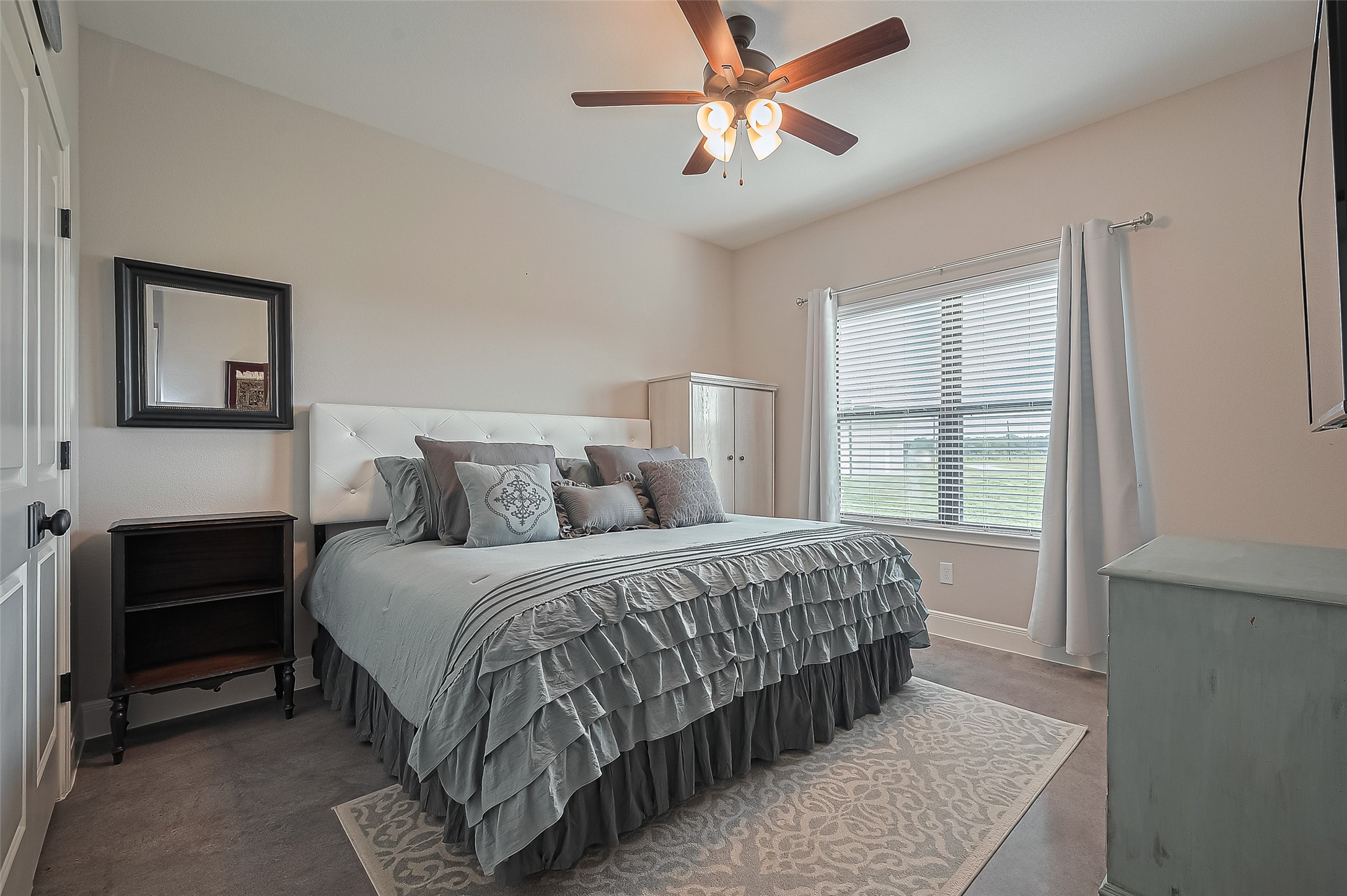16702 Dipple Road Guy, TX 77444 - Photo 19 of 50 a bedroom with a bed lamp and a window