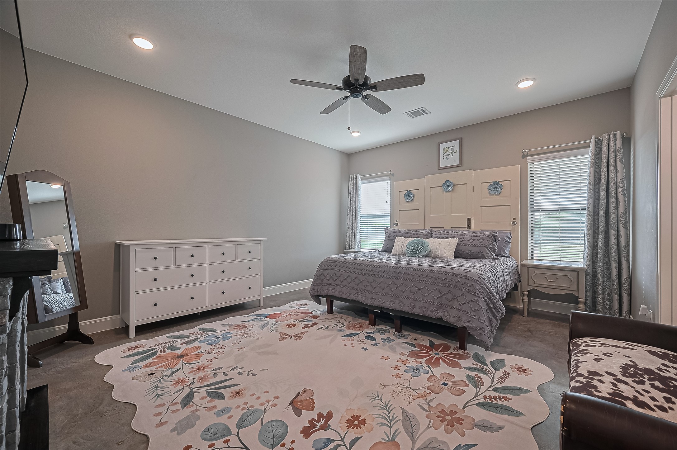 16702 Dipple Road Guy, TX 77444 - Photo 24 of 50 a bedroom with a large bed and a window
