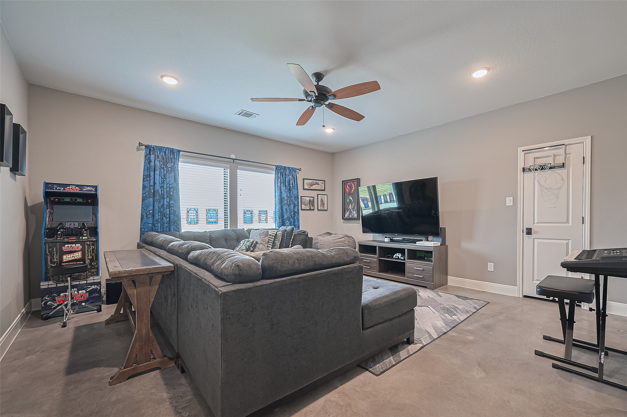 16702 Dipple Road Guy, TX 77444 - Photo 32 of 50 a living room with furniture and a flat screen tv
