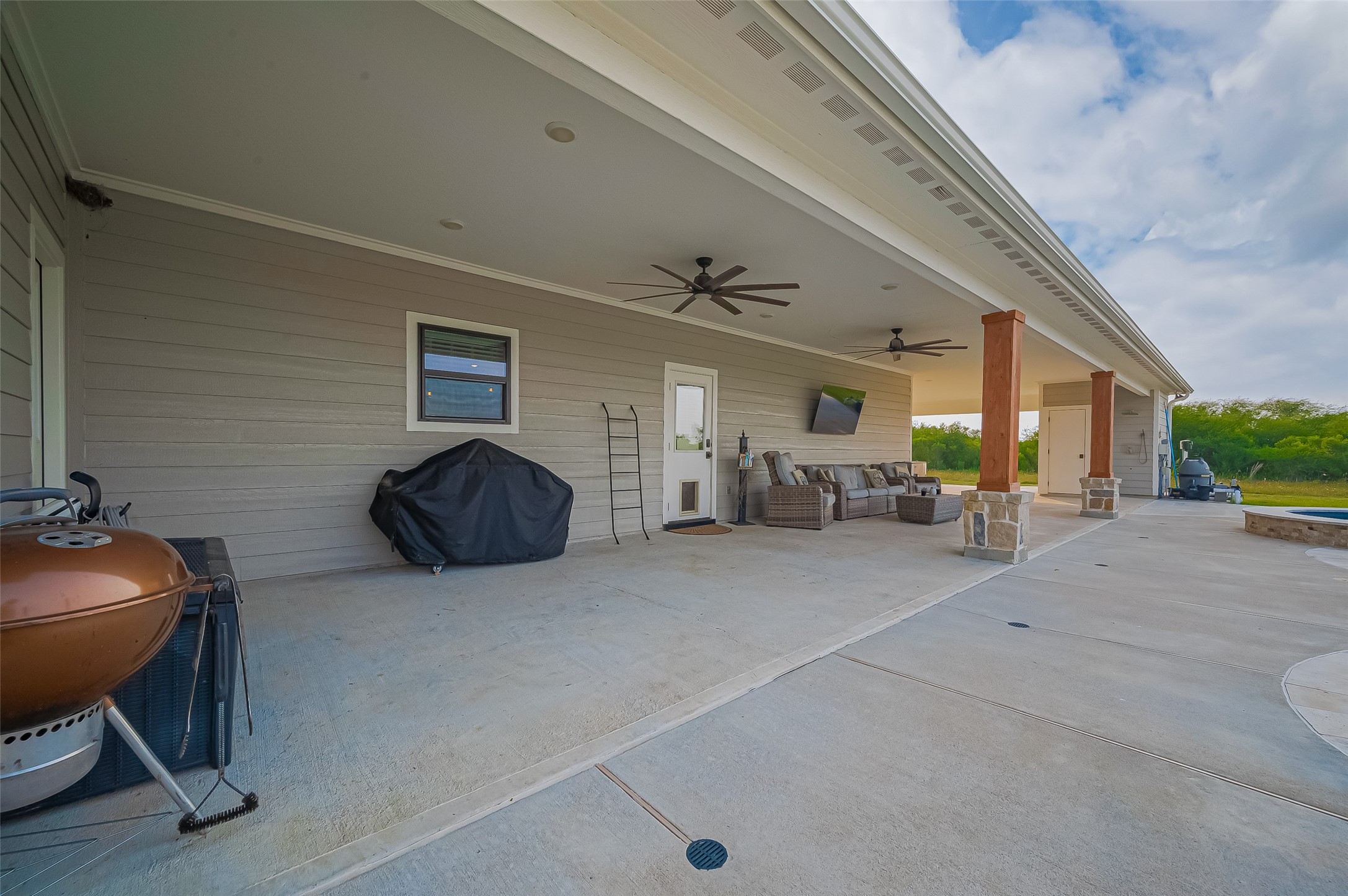16702 Dipple Road Guy, TX 77444 - Photo 35 of 50 a living room with furniture a couch and potted plants