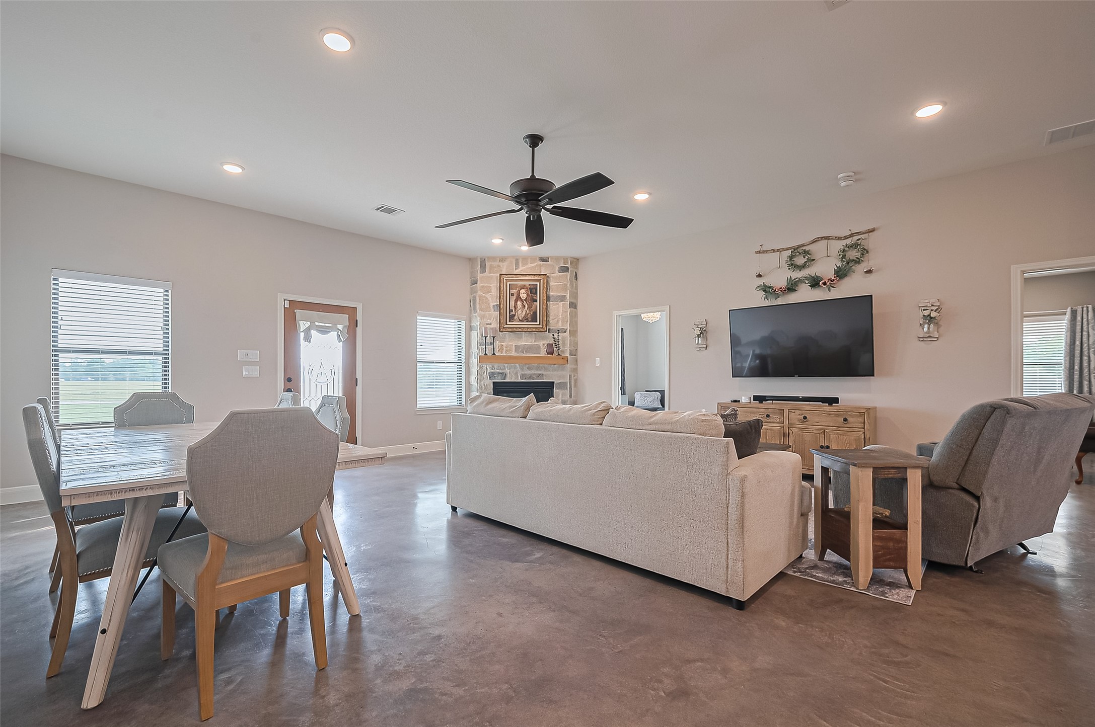 16702 Dipple Road Guy, TX 77444 - Photo 5 of 50 a living room with furniture and a flat screen tv