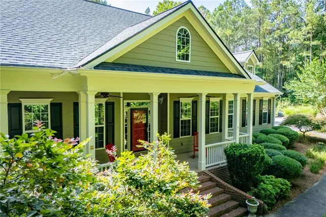 a view of a house with backyard and garden