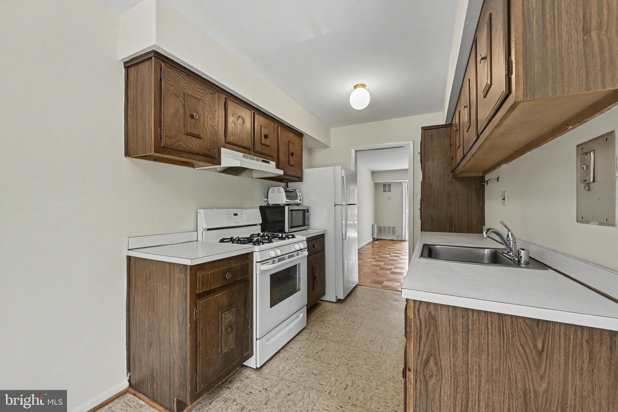 5240 West Running Brook Road, Unit 302 Columbia, MD 21044 - Photo 7 of 17 Kitchen