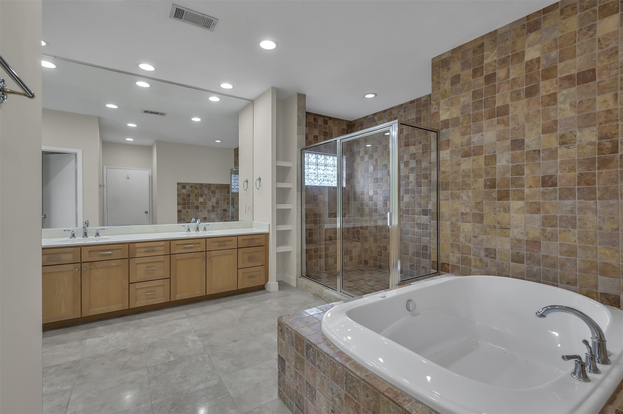 1503 California Street, Unit B Houston, TX 77006 - Photo 13 of 23 a bathroom with a bathtub sink and toilet