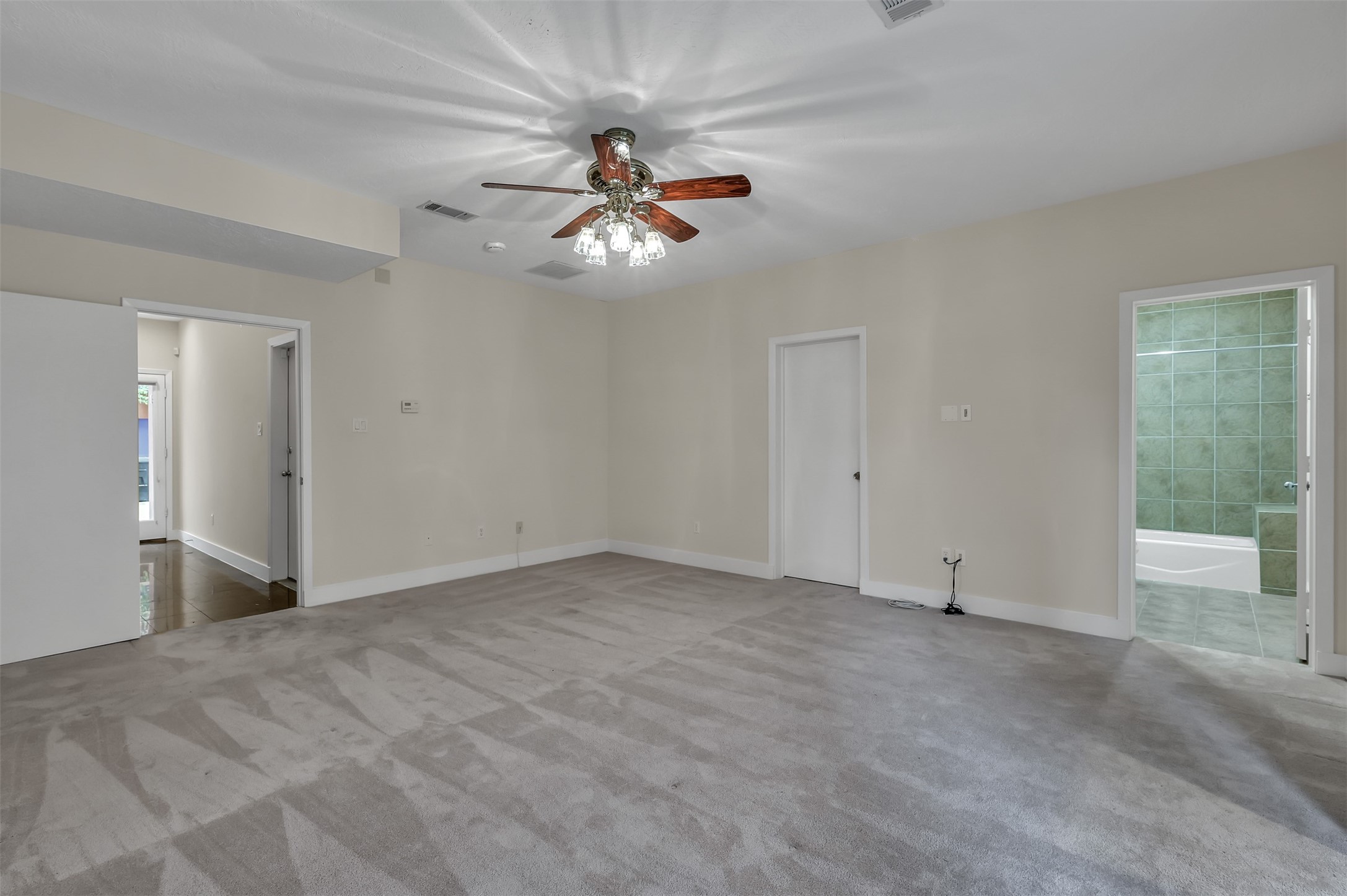 1503 California Street, Unit B Houston, TX 77006 - Photo 18 of 23 a view of an empty room with a window