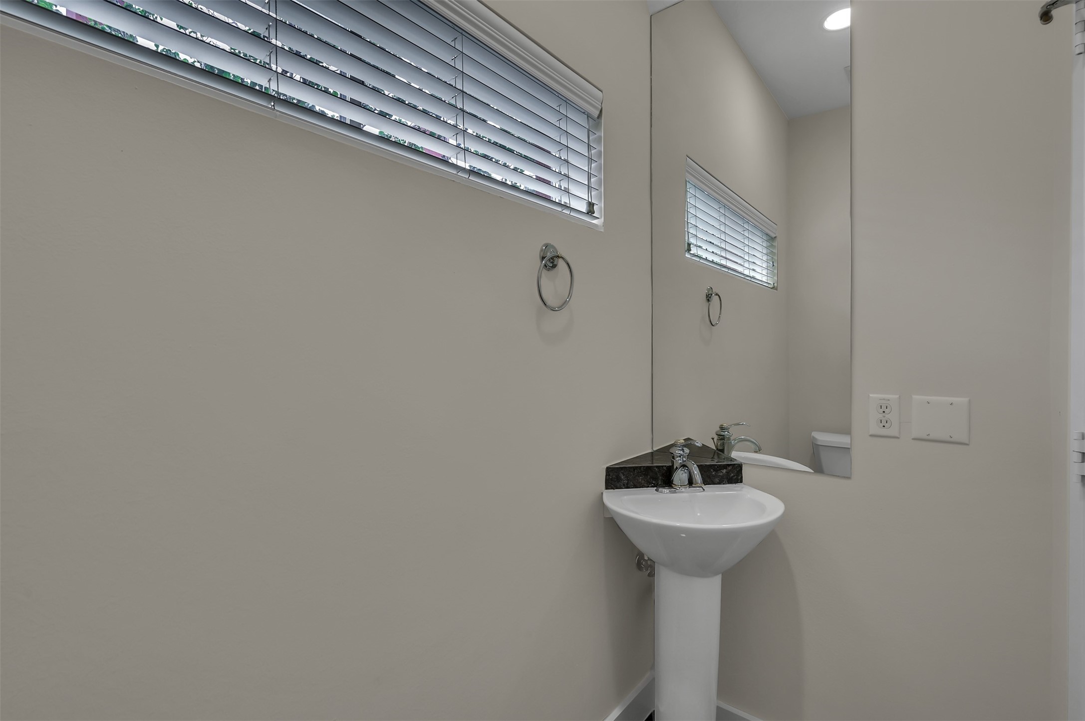 1503 California Street, Unit B Houston, TX 77006 - Photo 20 of 23 a bathroom with a sink and a mirror