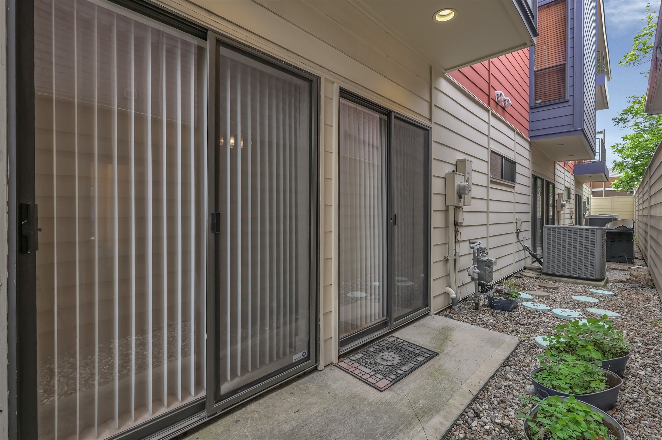 1503 California Street, Unit B Houston, TX 77006 - Photo 22 of 23 a backyard view of a house