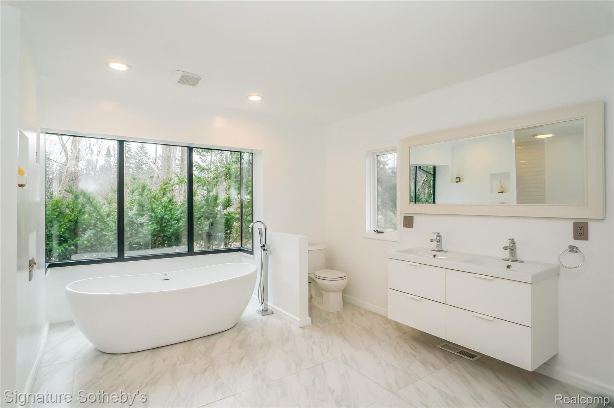 2950 Franklin Road Bloomfield Hills, MI 48302 - Photo 16 of 32 Master bathroom