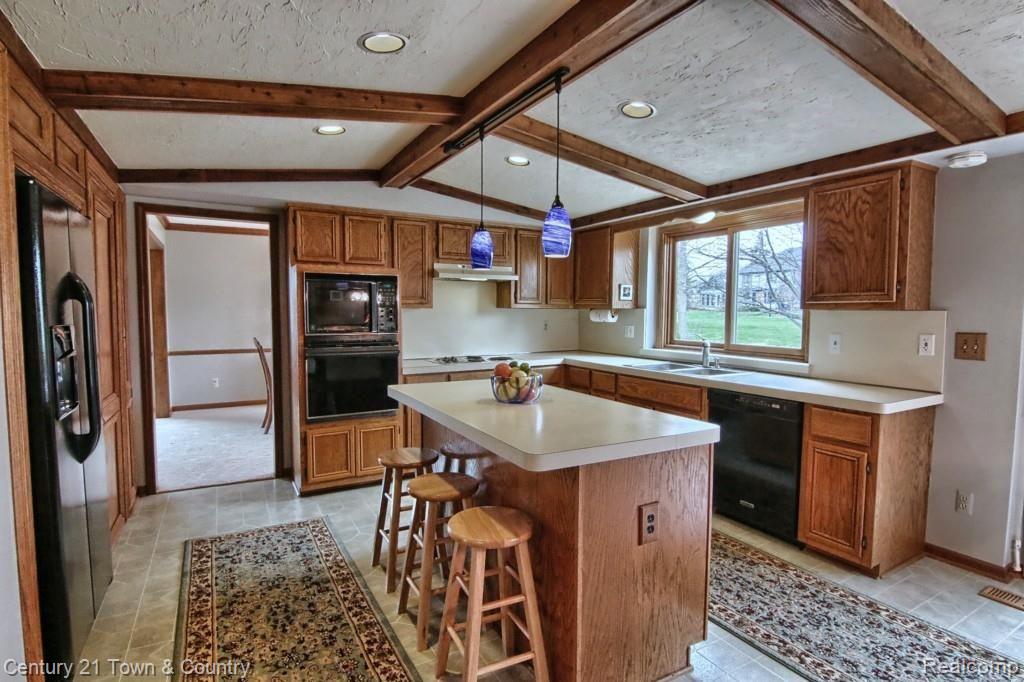 1650 Snowden Circle Rochester, MI 48306 - Photo 24 of 33 Kitchen_2nd_View.jpg
