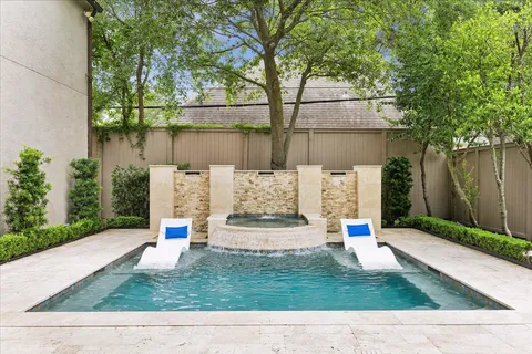 a view of a yard with plants and a bench in the patio