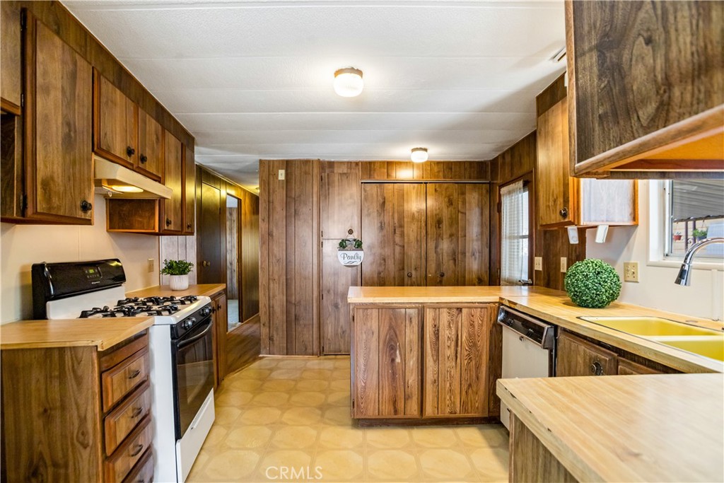 3745 Valley Boulevard, Unit 50 Walnut, CA 91789 - Photo 5 of 32 a kitchen that has a lot of cabinets in it