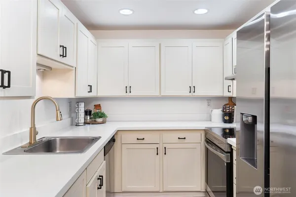 $334,500 | 3209 Hoyt Avenue, Unit 201, Everett, WA 98201