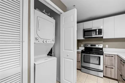 $2,900 | 5271 Southwest 8th Street, Unit 315, Miami, FL 33134