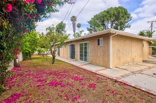 a view of a house with backyard and porch