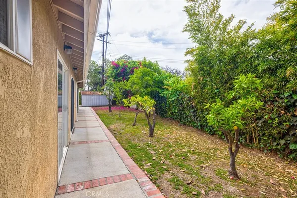 a view of a pathway with an outdoor space