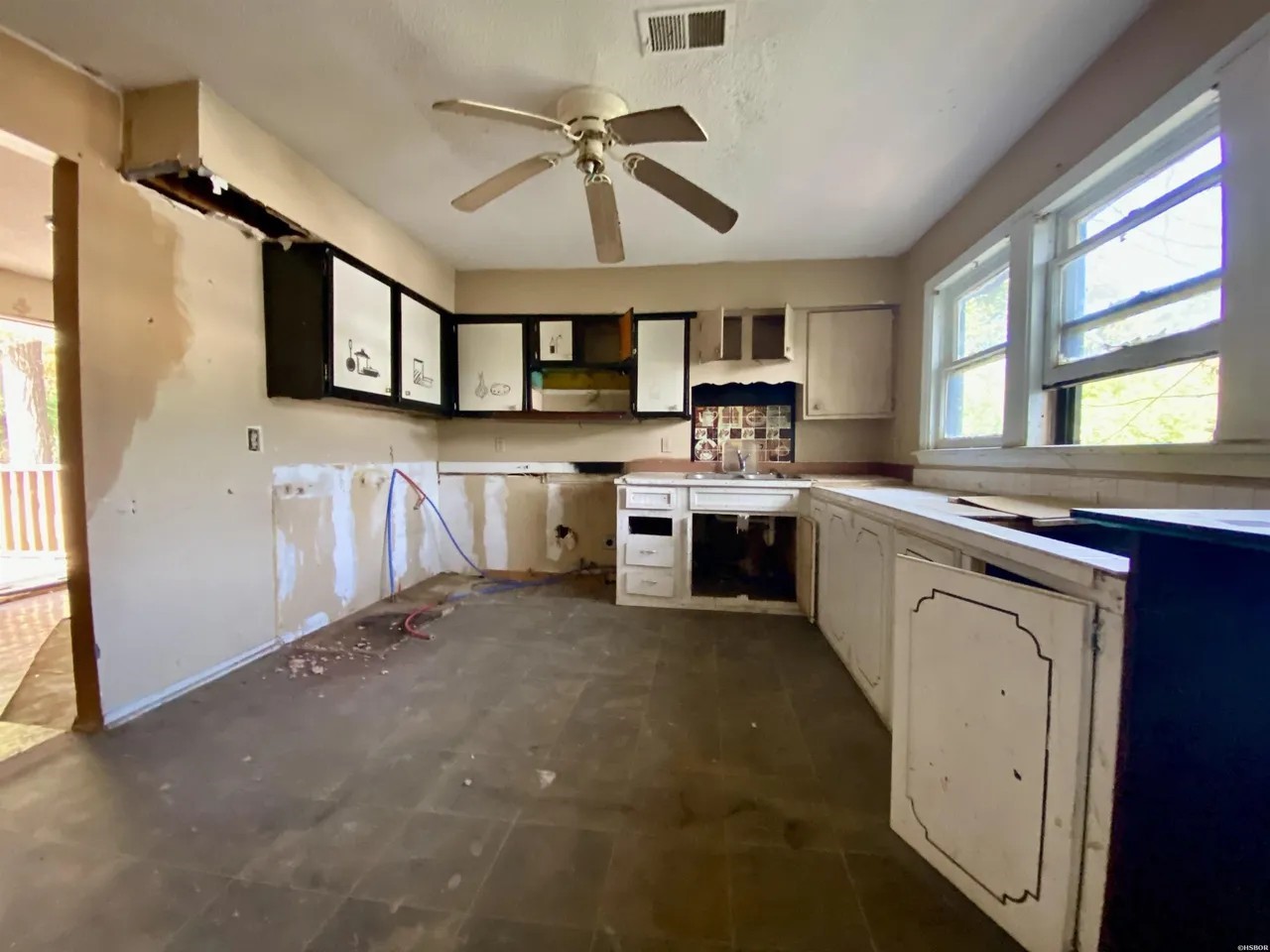 111 Shadow Terrace Hot Springs, AR 71901 - Photo 9 of 21 a kitchen with a stove a sink and a refrigerator