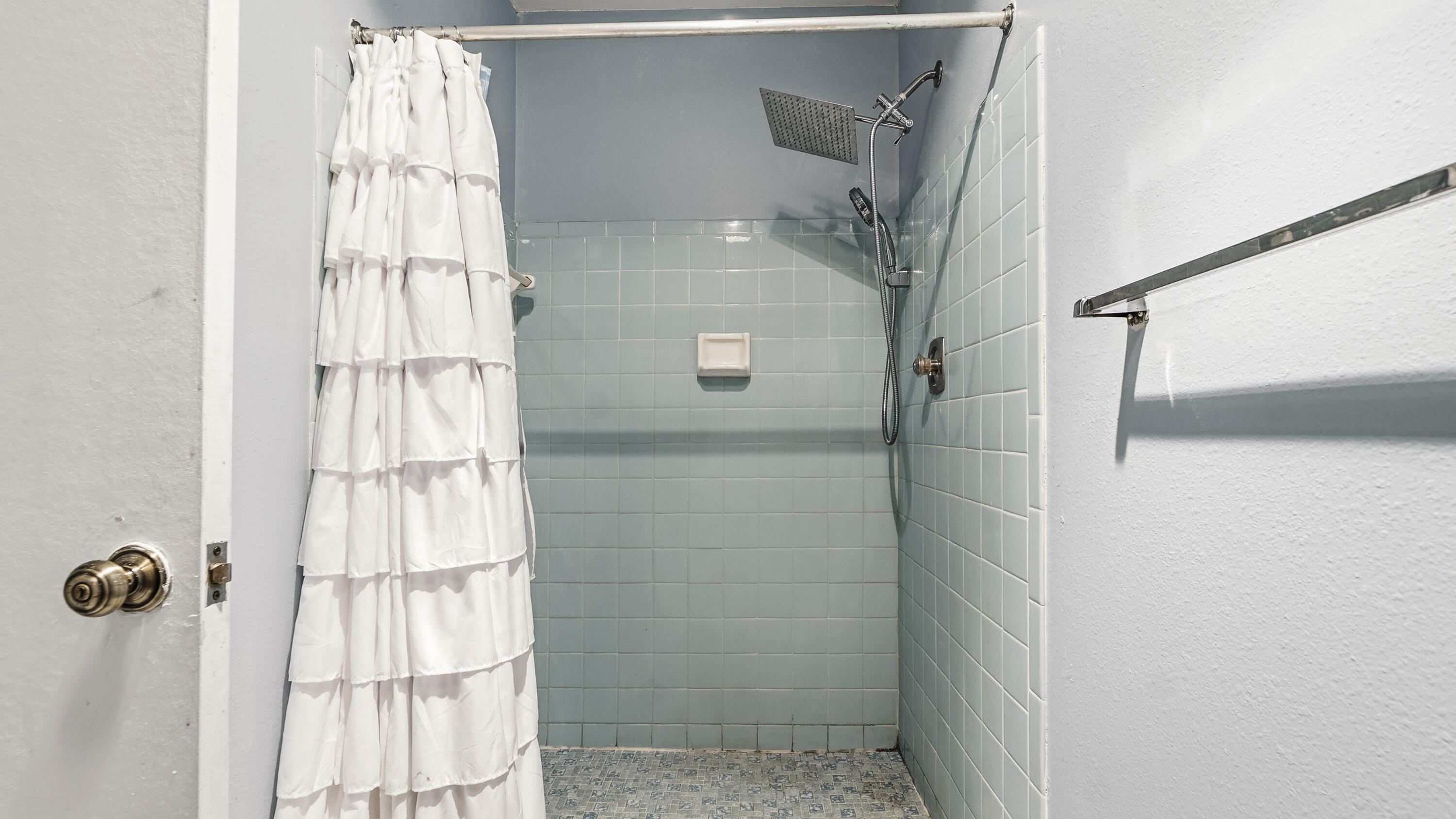 4335 Country Club Boulevard Chipley, FL 32428 - Photo 14 of 28 a bathroom with a shower