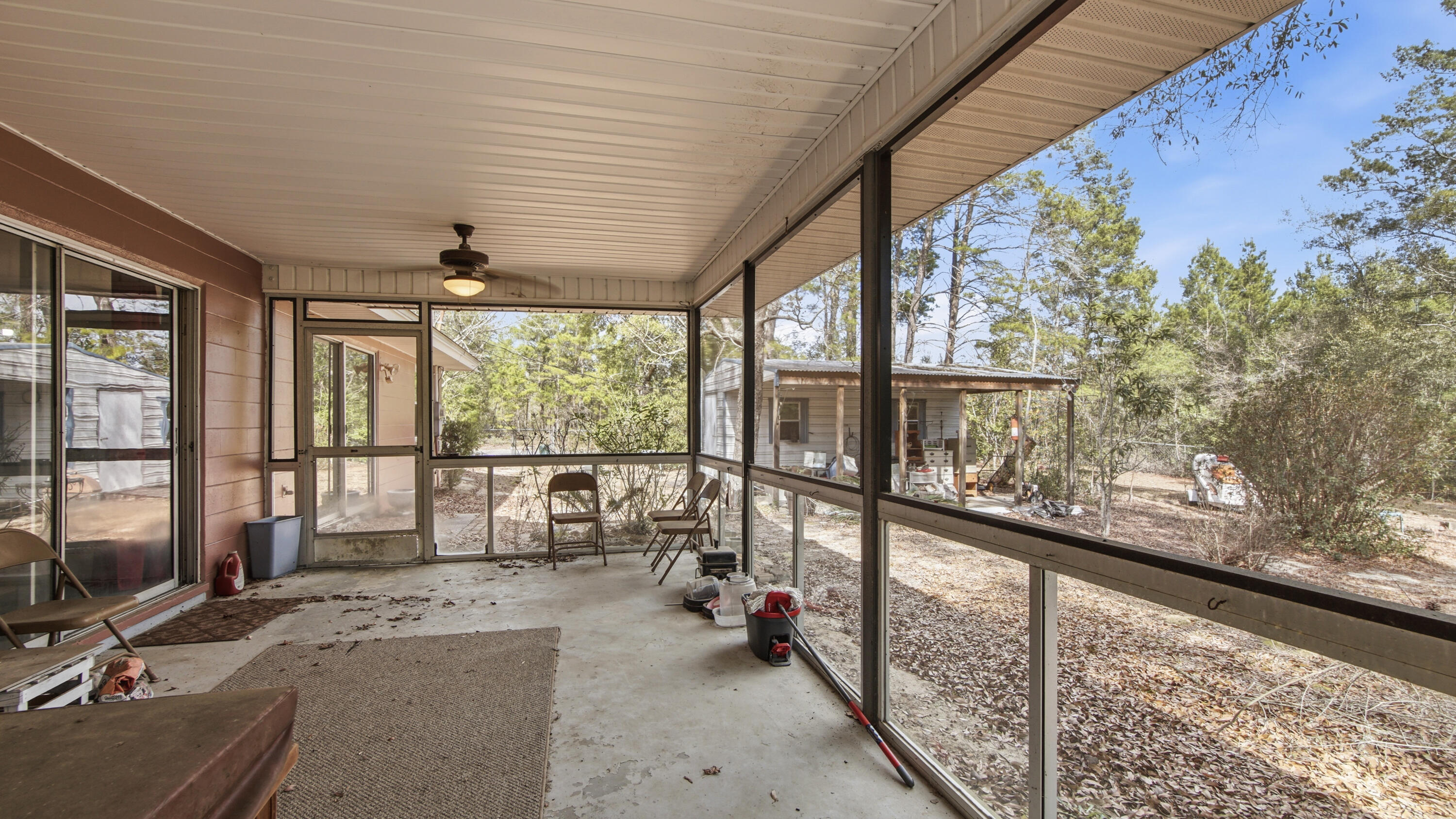 4335 Country Club Boulevard Chipley, FL 32428 - Photo 21 of 28 a view of a living room and window