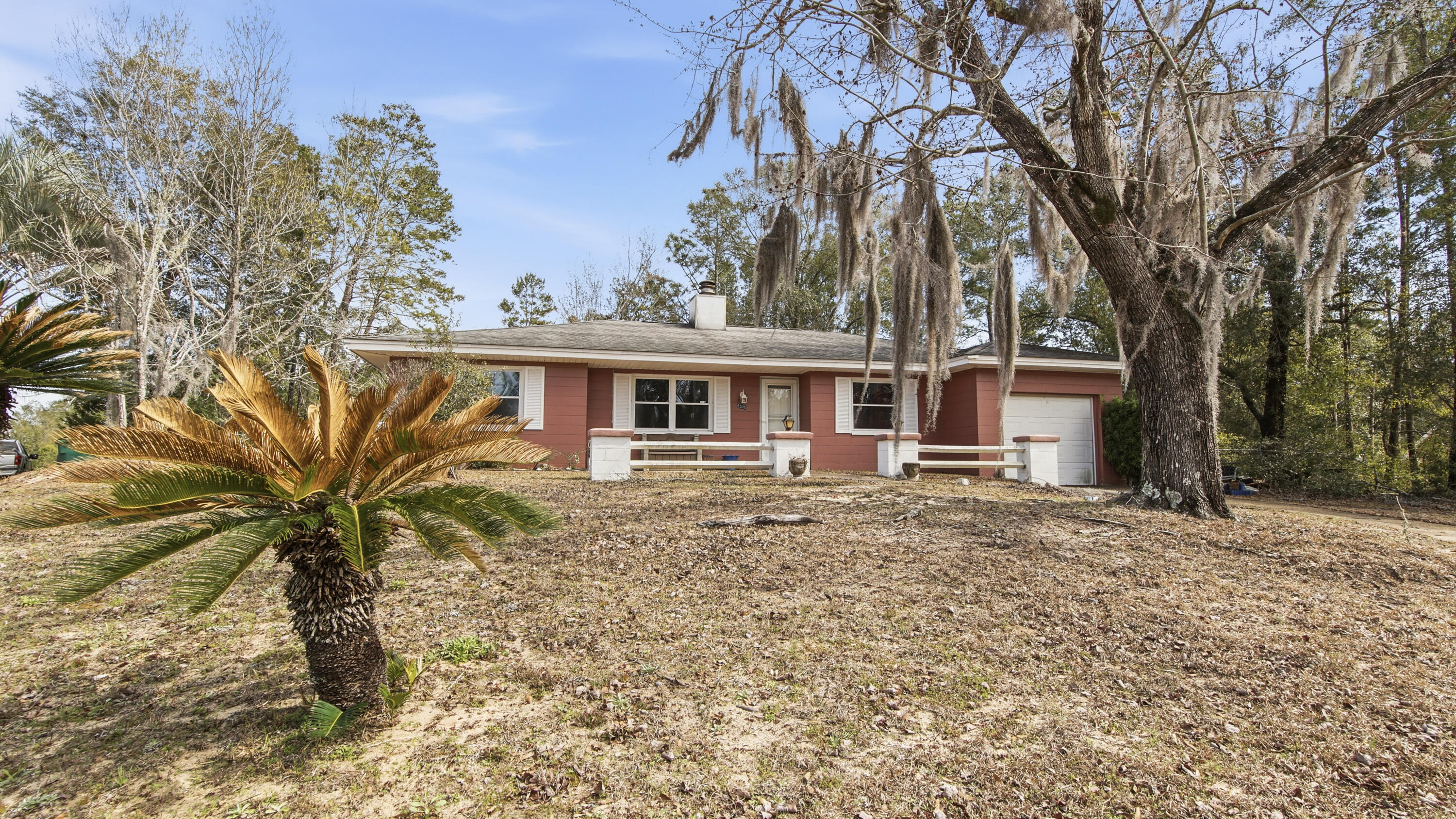 4335 Country Club Boulevard Chipley, FL 32428 - Photo 5 of 28 a front view of a house with a garden