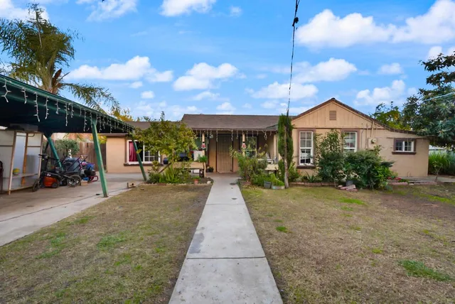 a view of a house with entertaining space