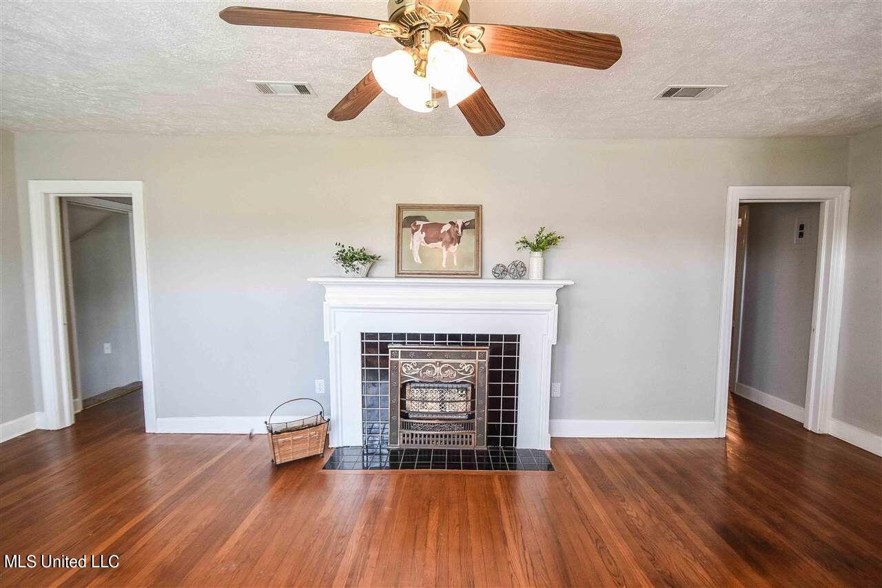106 Overby Street Brandon, MS 39042 - Photo 3 of 29 Living Room