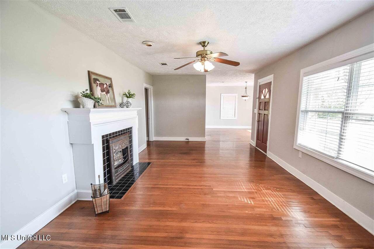 106 Overby Street Brandon, MS 39042 - Photo 5 of 29 Living Room 3