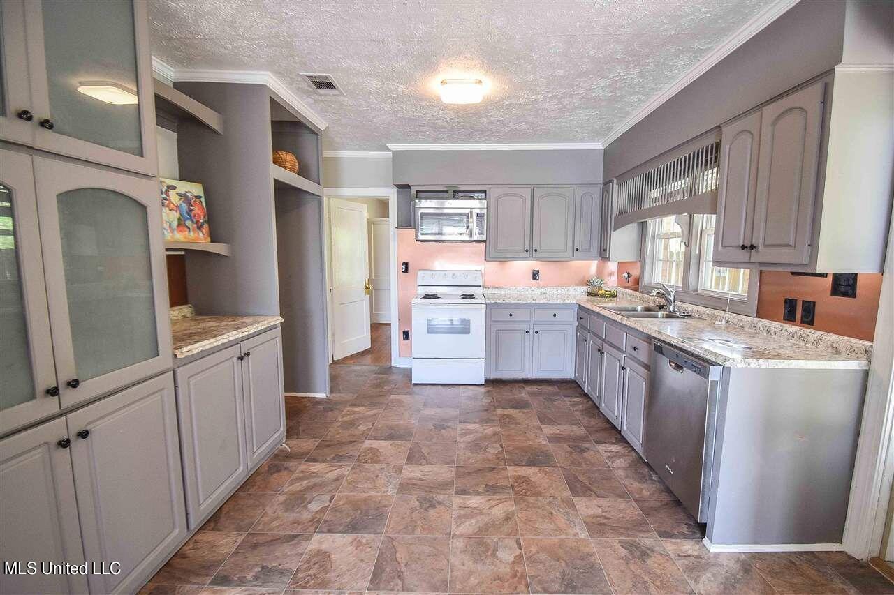 106 Overby Street Brandon, MS 39042 - Photo 9 of 29 Kitchen