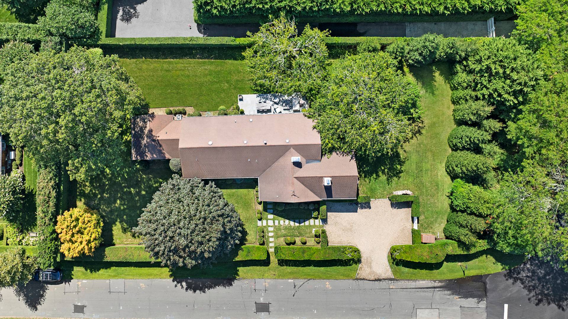 1 Egypt Close East Hampton, NY 11937 - Photo 33 of 38 an aerial view of a house with a garden