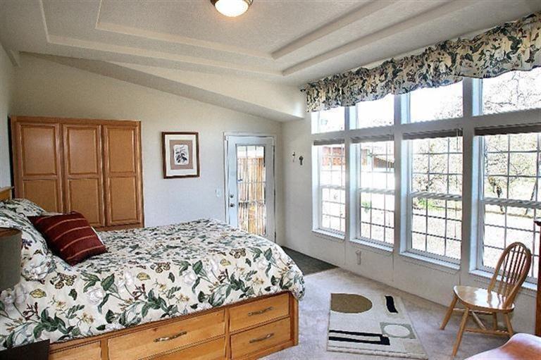 11208 Agate Road Eagle Point, OR 97524 - Photo 13 of 28 Master suite