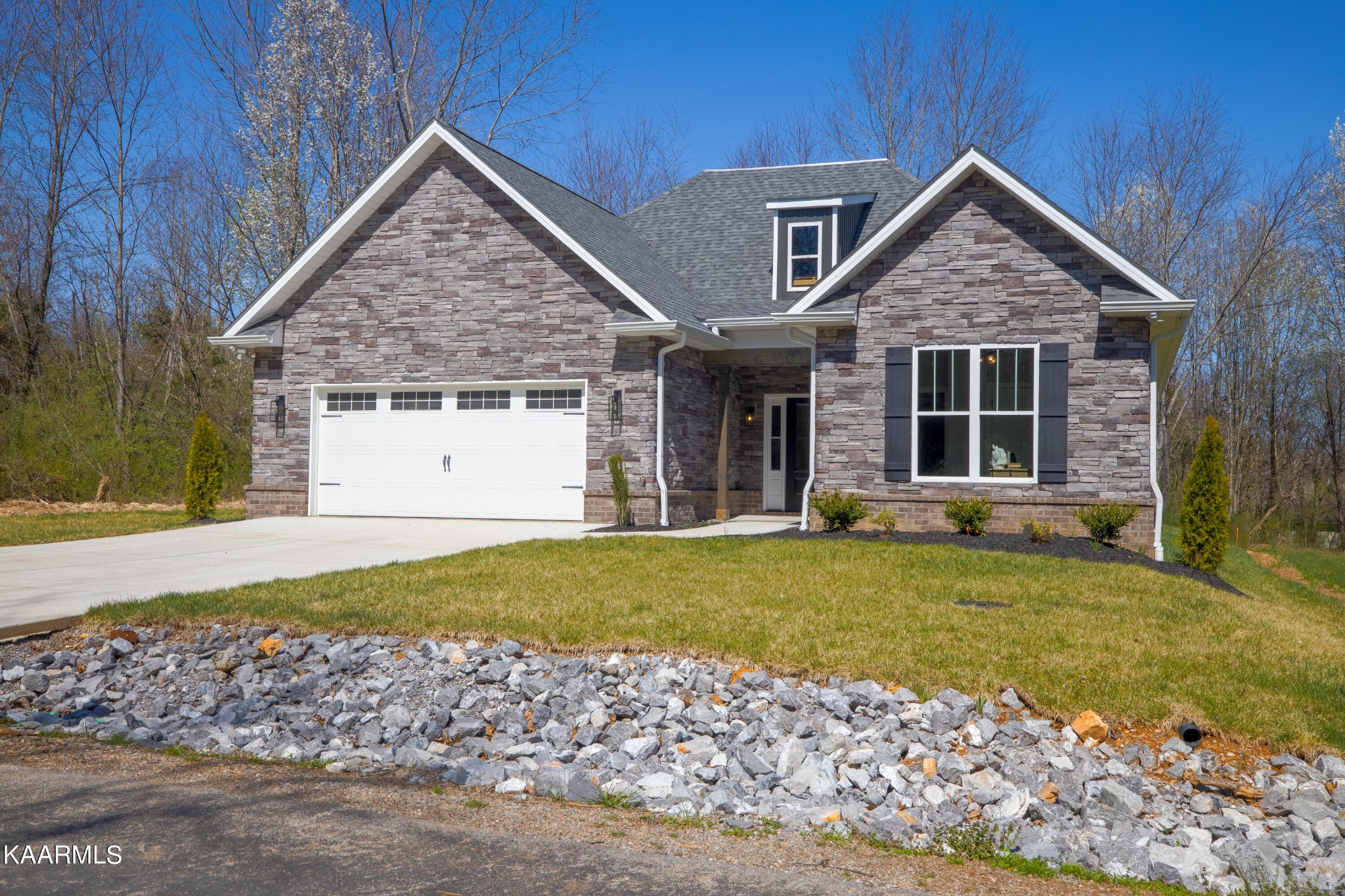 162 Tsuhdatsi Way Loudon, TN 37774 - Photo 3 of 38 a front view of a house with a yard and garage