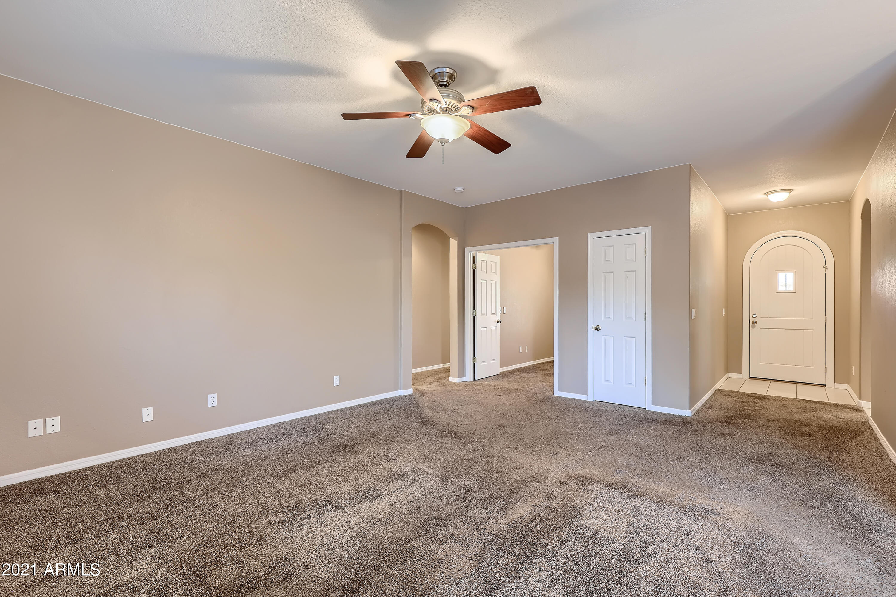 3013 East Fremont Road Phoenix, AZ 85042 - Photo 7 of 33 7-012619800-13 Living Room