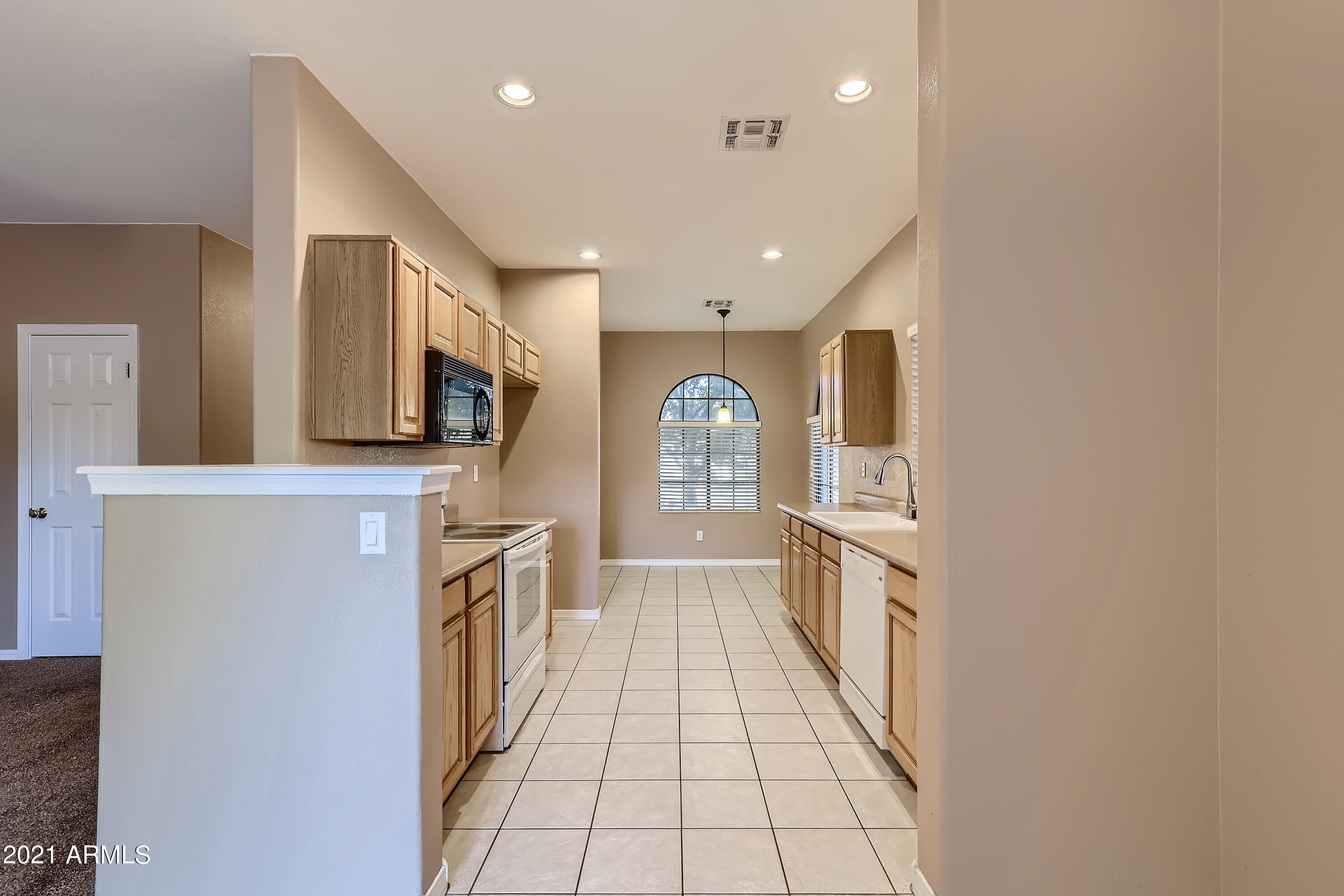 3013 East Fremont Road Phoenix, AZ 85042 - Photo 10 of 33 10-337877111-19 Kitchen