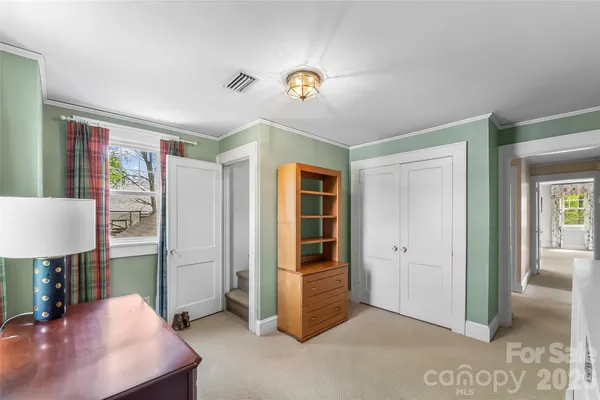 a view of livingroom with furniture