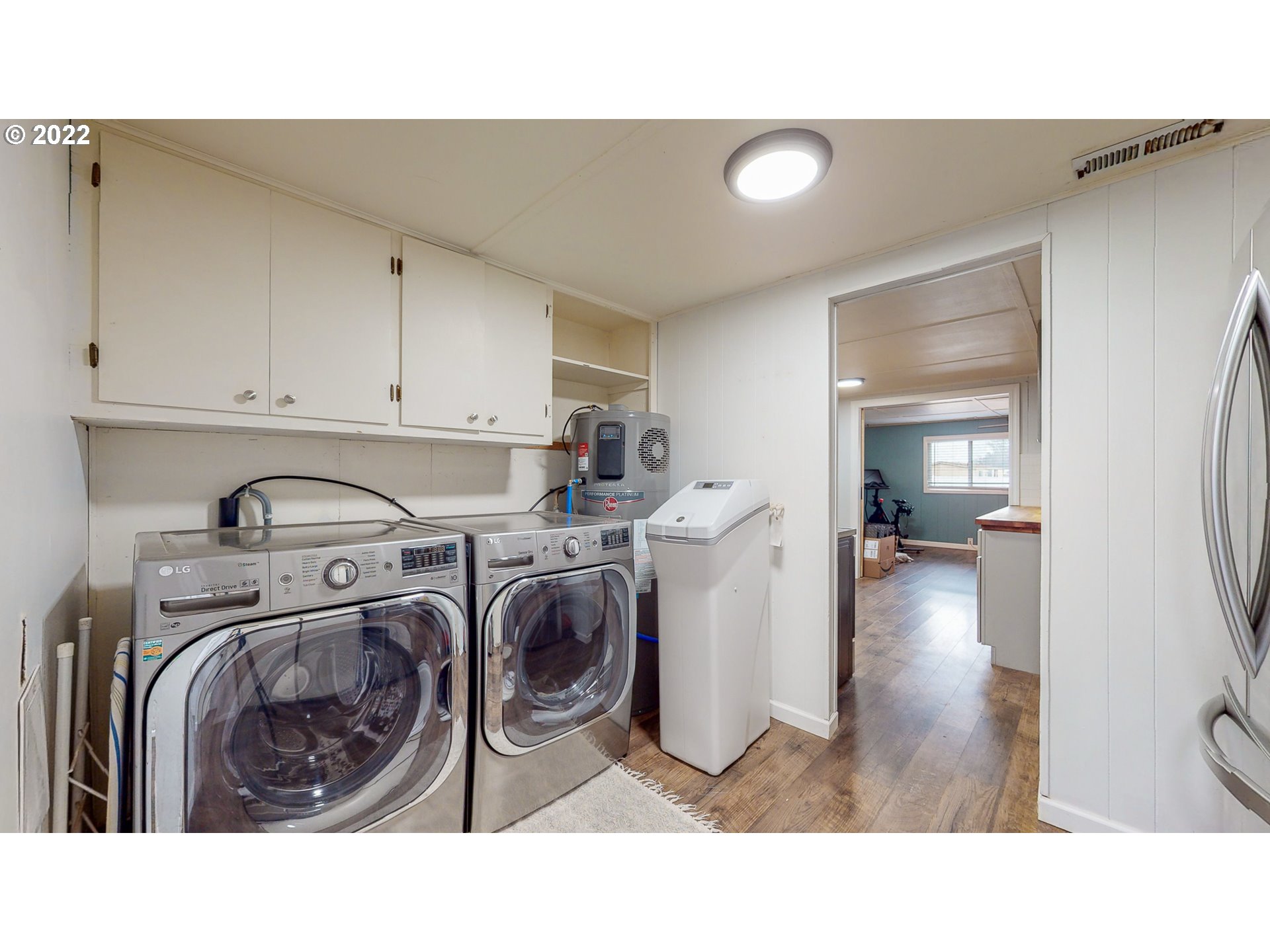 80632 Craig Road Hermiston, OR 97838 - Photo 18 of 25 a utility room with sink dryer and washer
