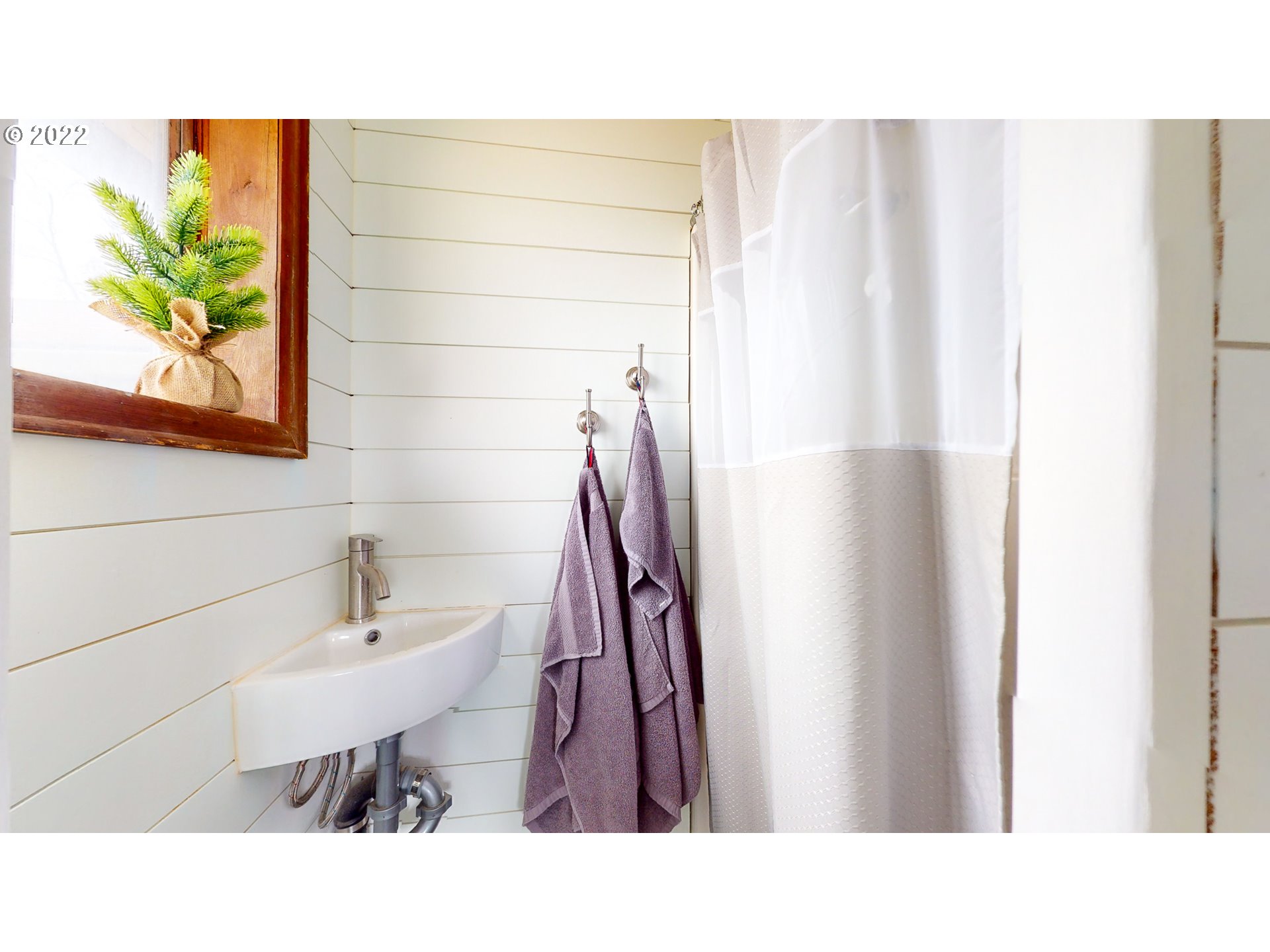 80632 Craig Road Hermiston, OR 97838 - Photo 21 of 25 a bathroom with a sink and a mirror