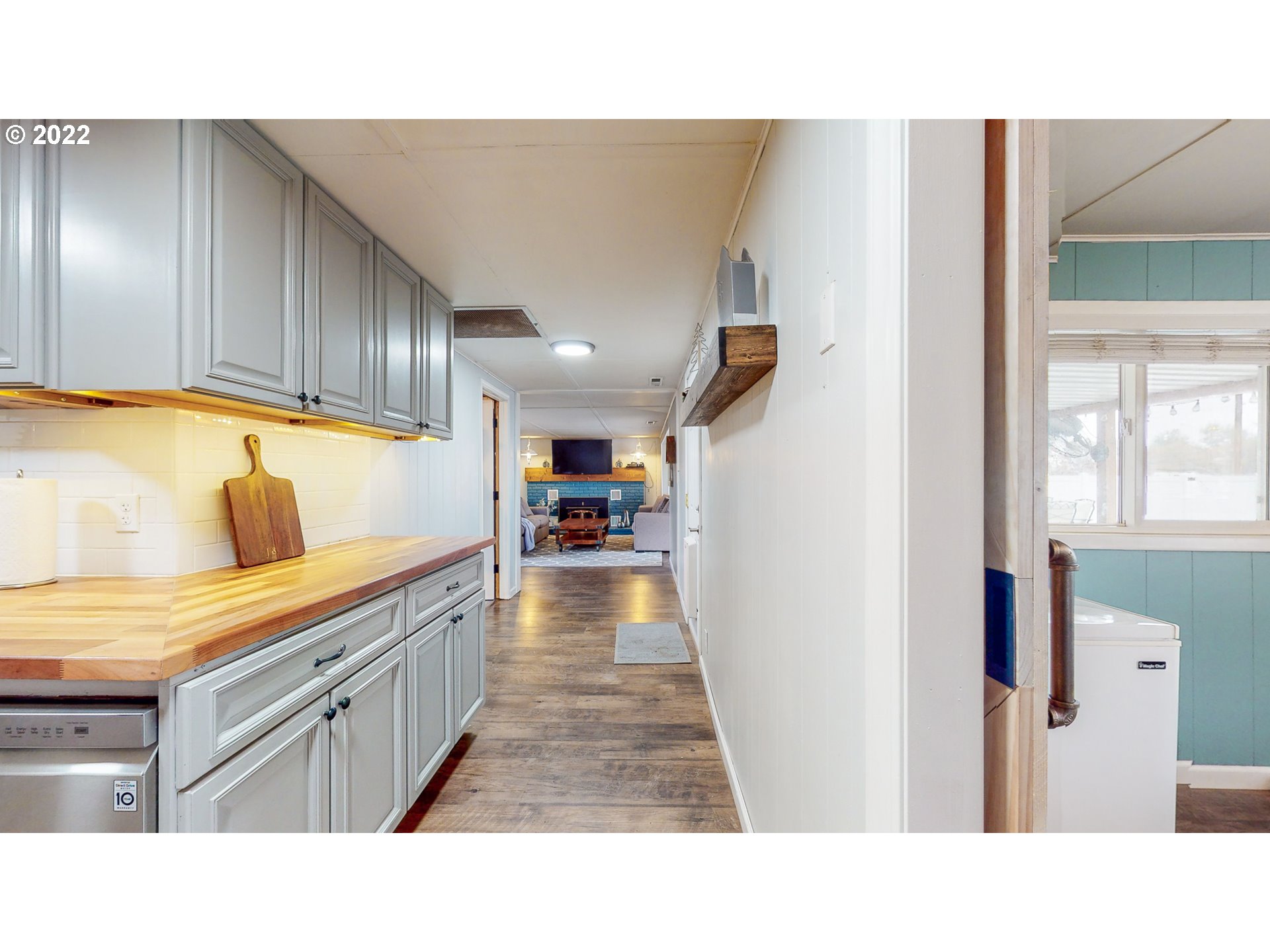80632 Craig Road Hermiston, OR 97838 - Photo 7 of 25 a hallway with a sink and cabinets
