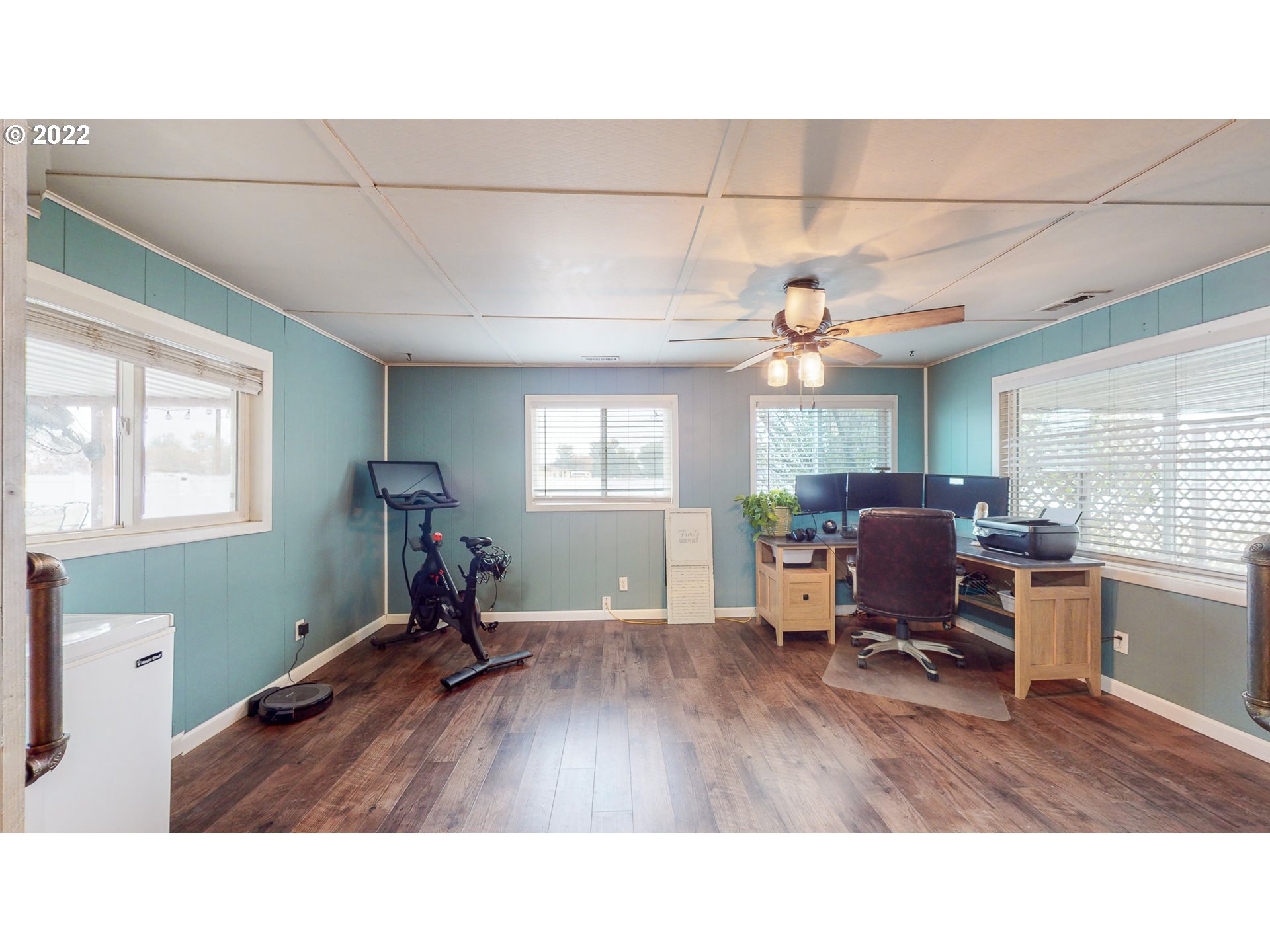 80632 Craig Road Hermiston, OR 97838 - Photo 9 of 25 a living room with furniture window and wooden floor