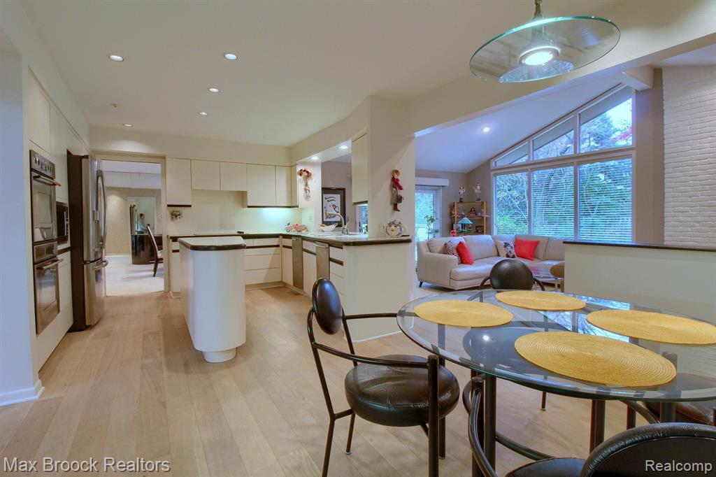 4817 South Valleyview Road West Bloomfield, MI 48323 - Photo 8 of 38 Gallery Image 8