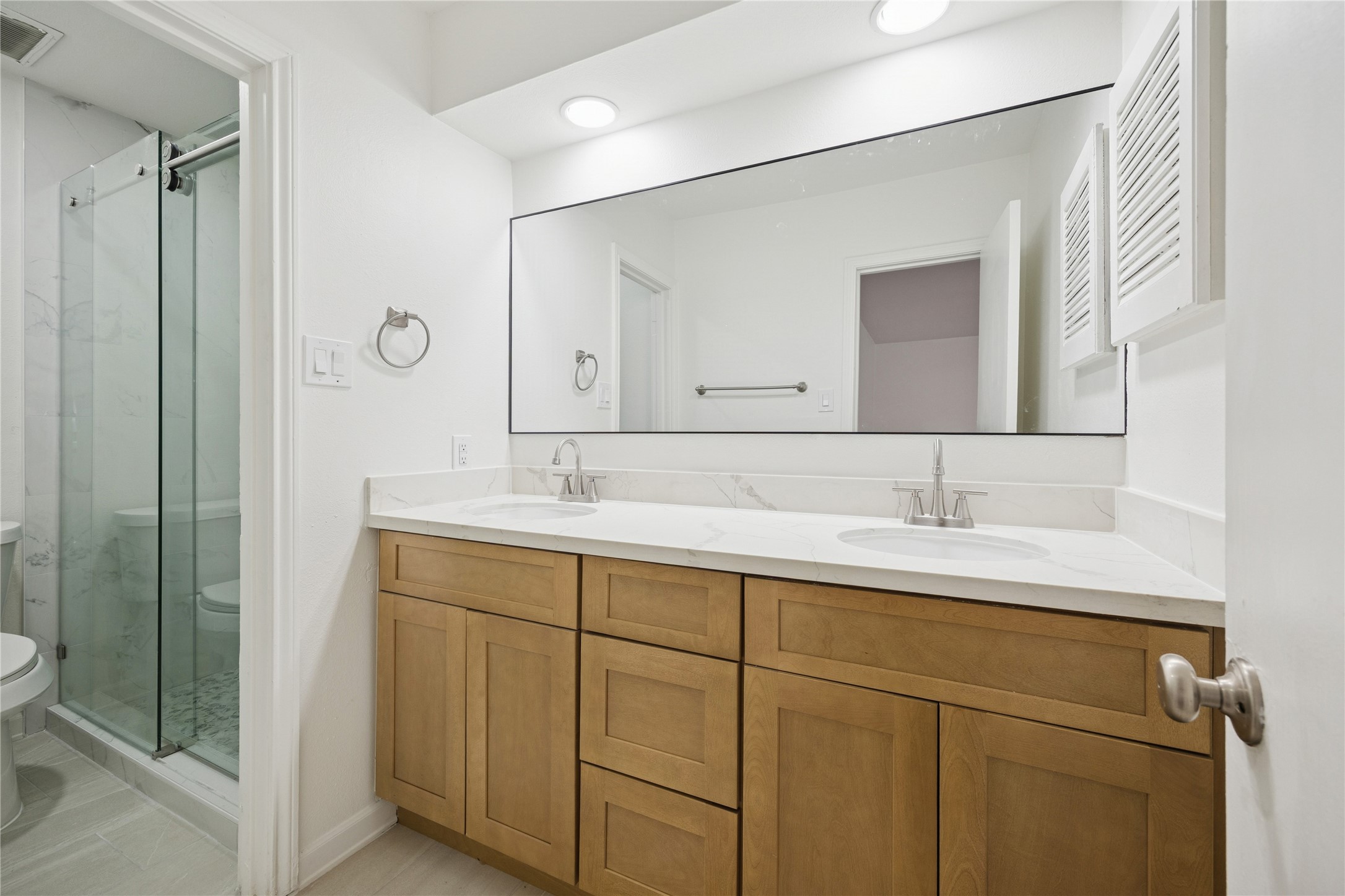 705 Harold Street, Unit 2 Houston, TX 77006 - Photo 9 of 15 a bathroom with a sink and a mirror