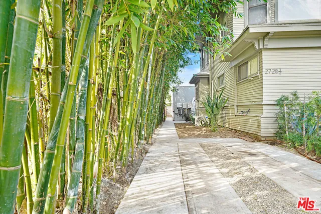 $3,300 | 2725 1/2 Dalton Avenue, Los Angeles, CA 90018
