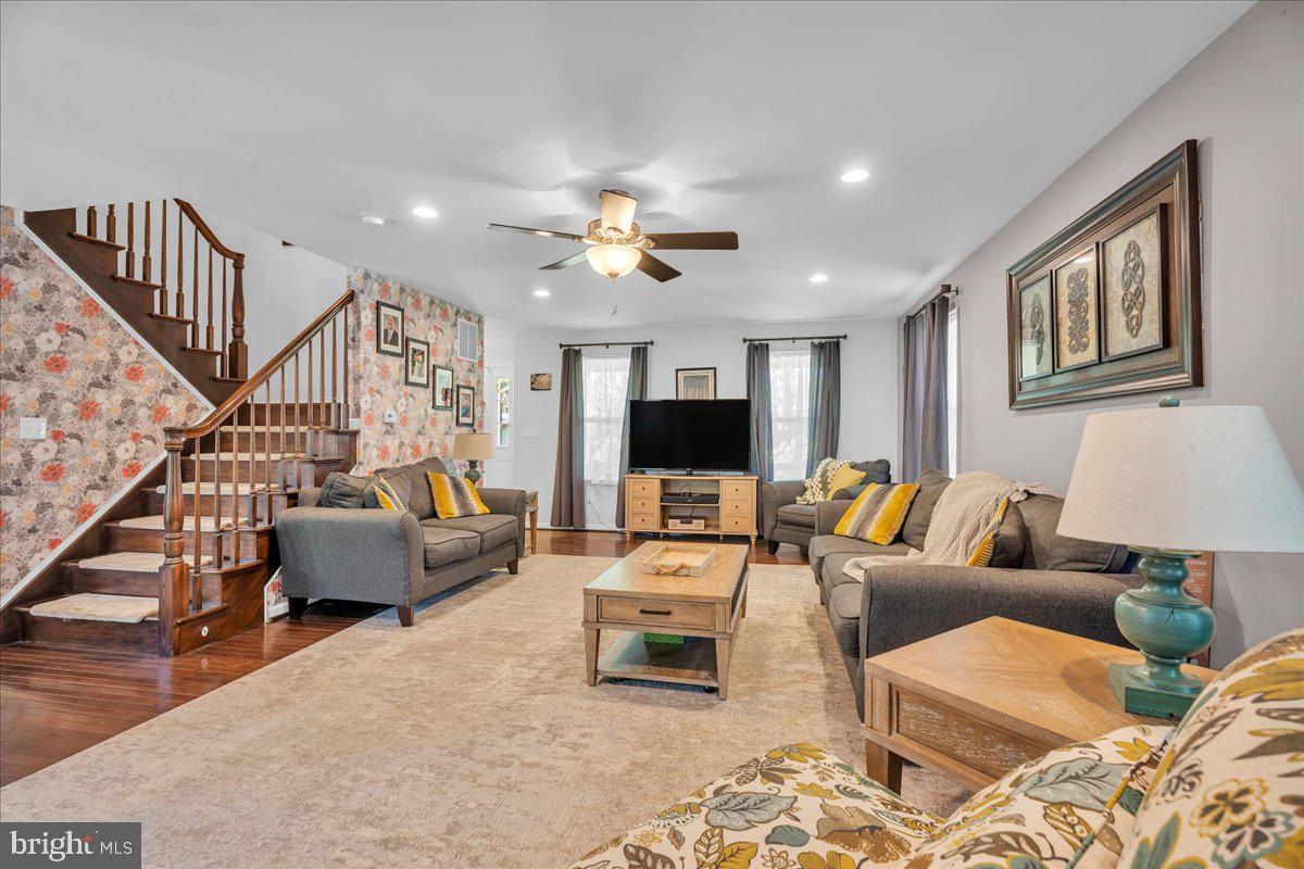 11 Evergreen Road Mount Laurel, NJ 08054 - Photo 9 of 49 Inviting living space with charm.