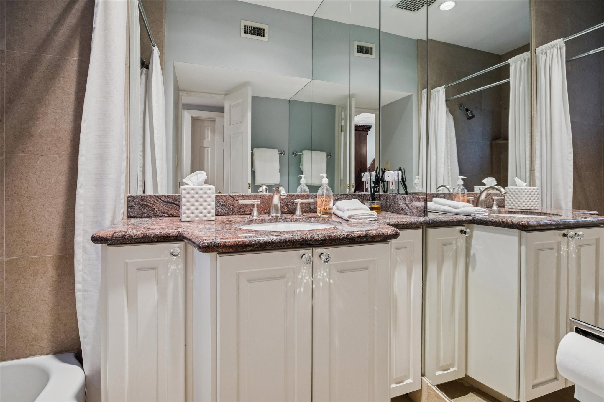 20 Sunset Boulevard Houston, TX 77005 - Photo 25 of 50 Ensuite bath off first floor bedroom