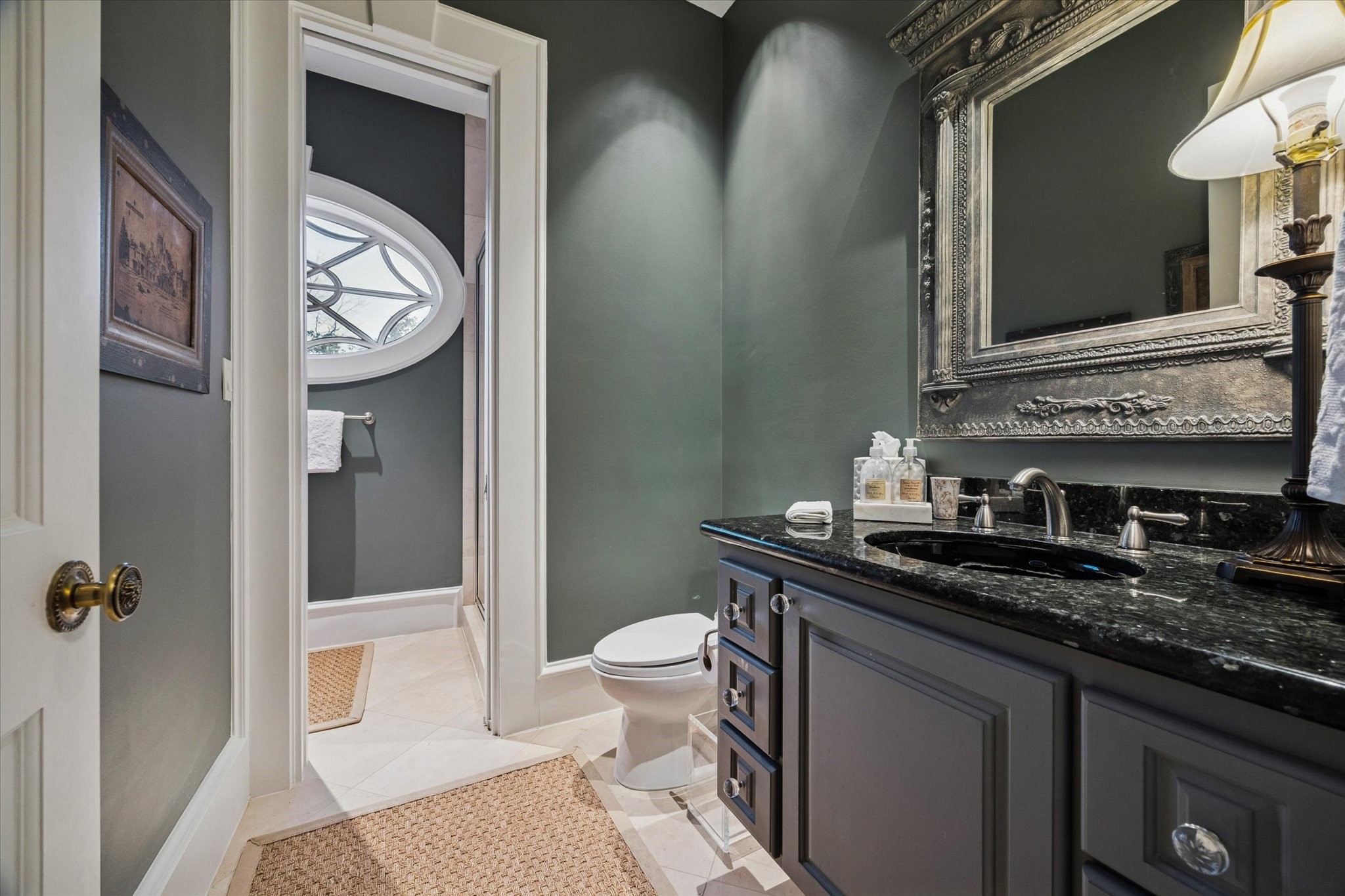 20 Sunset Boulevard Houston, TX 77005 - Photo 39 of 50 Ensuite bath between secondary bedroom and flex room