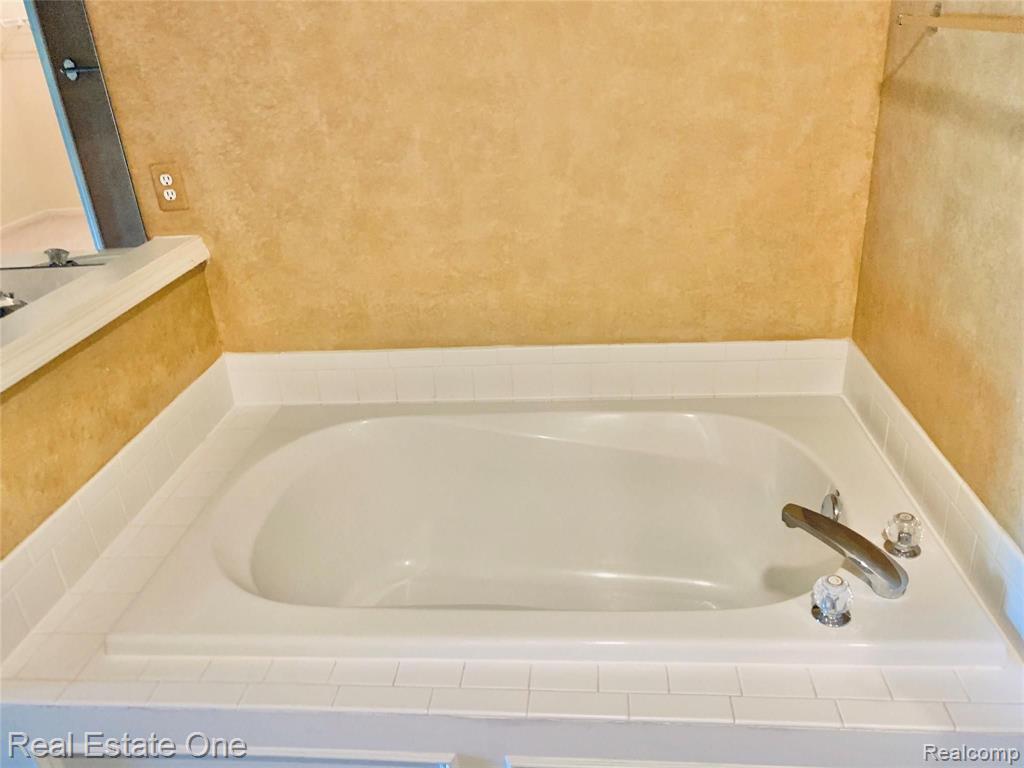 3841 Windingbrook Circle Rochester, MI 48309 - Photo 24 of 36
